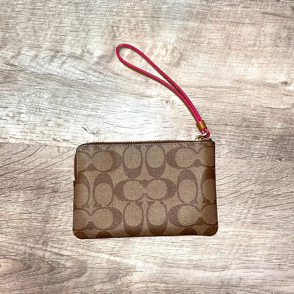 NWT Coach Wristlet - Picture 2 of 4